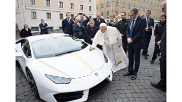 The Pope’s Signs His 2018 Lamborghini Huracán