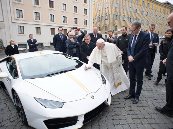 The Pope’s Signs His 2018 Lamborghini Huracán