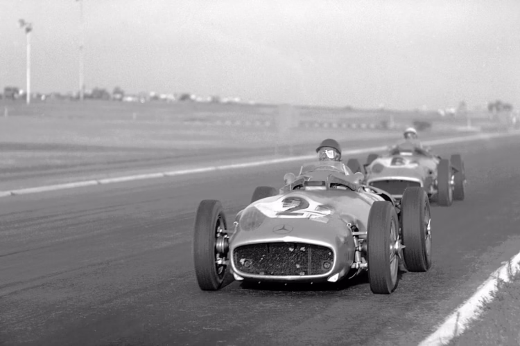 Juan Manuel Fangio, the eventual winner, leads ahead of Stirling Moss at the non-formula Buenos Aires Grand Prix on 30 January 1955.